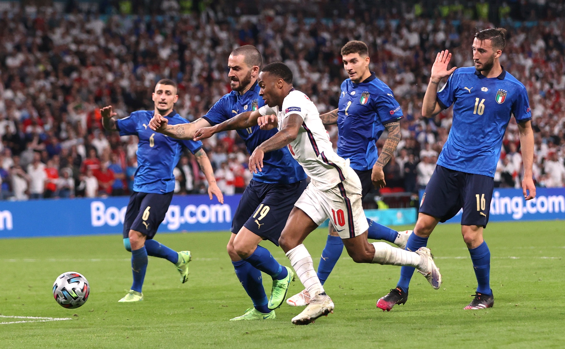 Italia đã chơi quả cảm sau khi bị tuyển Anh dẫn trước