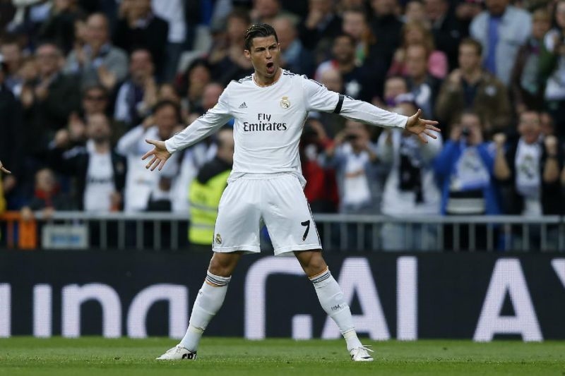 Ronaldo ăn mừng bàn thắng trong màu áo Real Madrid