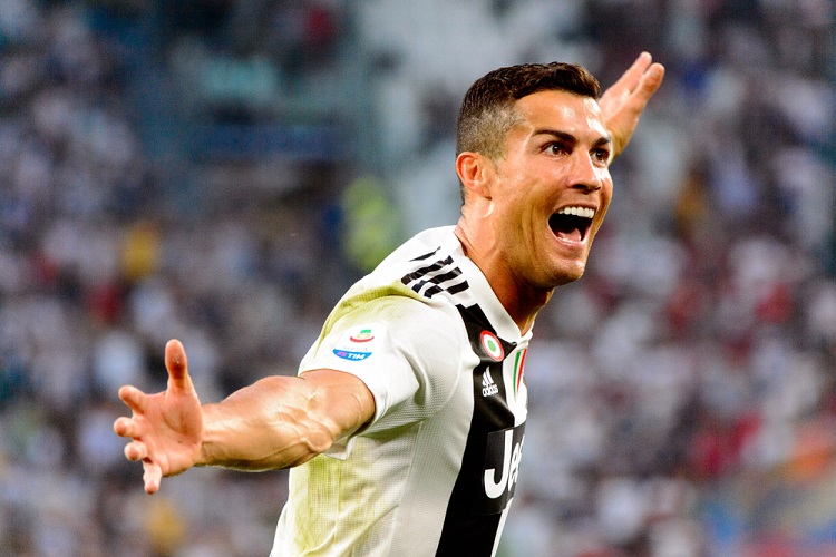 Cách Ronaldo ăn mừng bàn thắng : Ronaldo là người có nhiều kiểu ăn mừng độc đáo và ấn tượng
