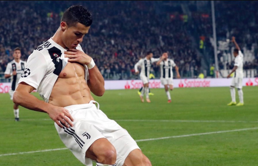 Cách Ronaldo ăn mừng bàn thắng: Thỉnh thoảng Ronaldo ăn mừng bàn thắng bằng cách khoe cơ bụng săn chắc của mình
