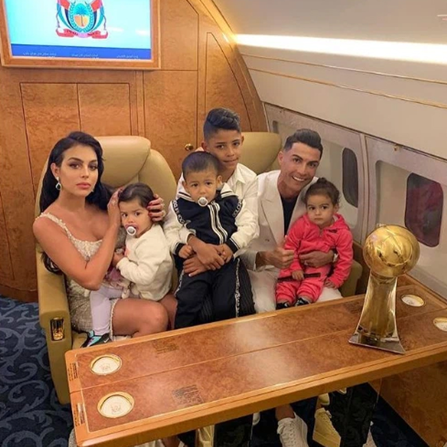 Ronaldo cũng thường xuyên chia sẻ những bức ảnh chụp cùng gia đình bên trong chuyên cơ riêng