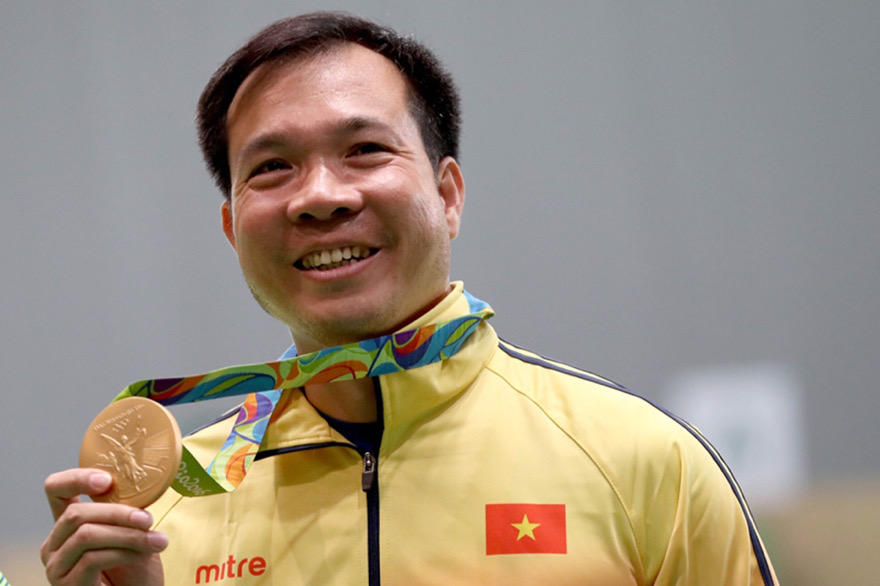 Hoàng Xuân Vinh cùng tấm HCV tại Olympic 2016