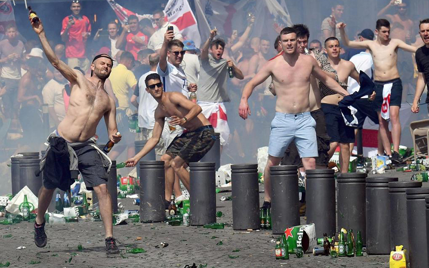 Hooligan (tên gọi của CĐV quá khích tại Anh) từ lâu đã nổi tiếng với những vụ bạo động trong bóng đá