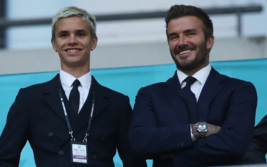  Con trai Beckham: Romeo Beckham đứng cạnh ông bố danh tiếng