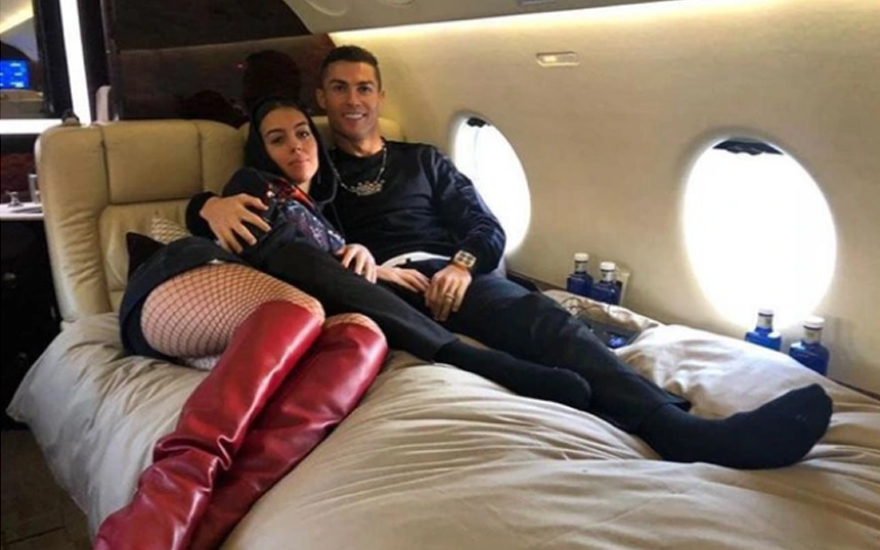 Ronaldo ôm ấp Georgina bên trong phòng ngủ riêng của máy bay 