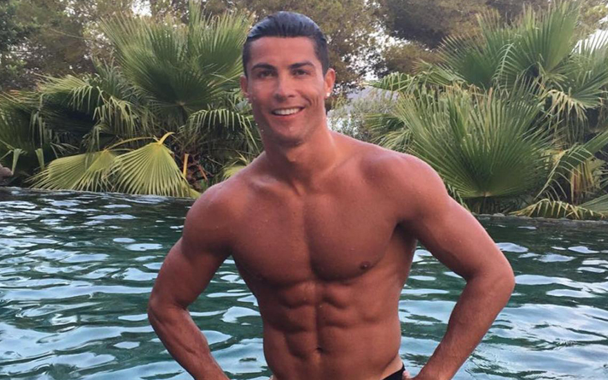 Ronaldo vẫn giữ thân hình săn chắc ở tuổi 36 nhờ chế độ ăn uống khắc nghiệt
