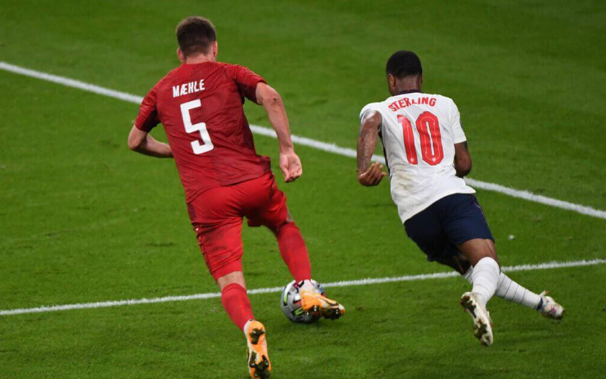 Sterling đóng dấu giày vào cả 2 bàn thắng của ĐT Anh