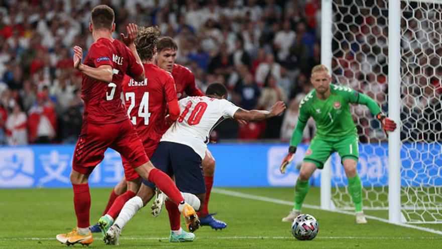 Tình huống gây tranh cãi của Sterling trong trận Anh vs Đan Mạch
