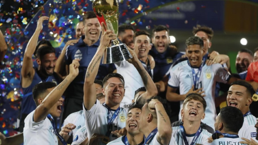 U24 Argentina khi nâng chiếc cúp vô địch U23 Nam Mỹ