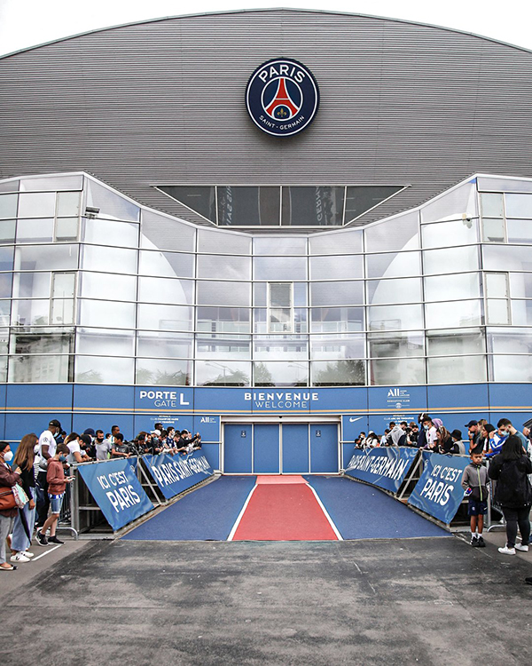 Lối vào sân Parc des Princes rực rỡ với các dãi băng rôn và hình ảnh của CLB được trưng bày một cách hoành tráng như chào đón siêu bom tấn Lionel Messi