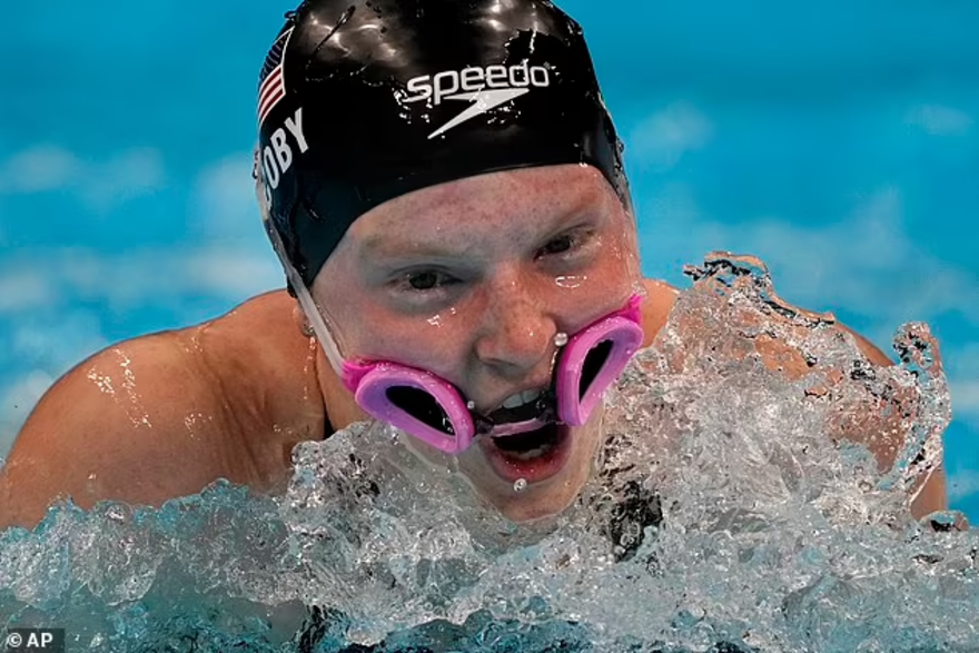 Lydia Jacoby bơi trong tình trạng kính bị tuột