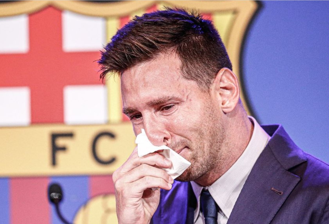 Messi bật khóc nức nở ngay khi bước vào buổi họp báo chia tay Barcelona