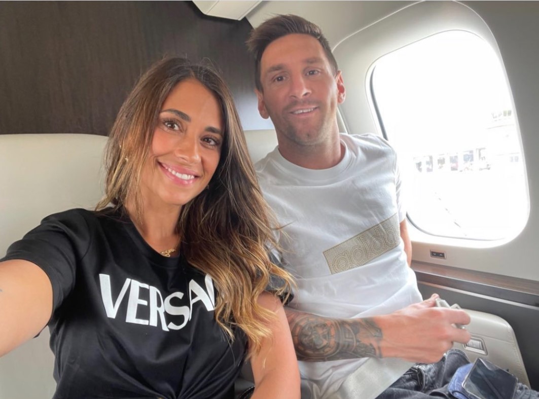 Messi cùng người vợ Antonela chụp hình trên chuyến bay từ Barcelona đến Paris
