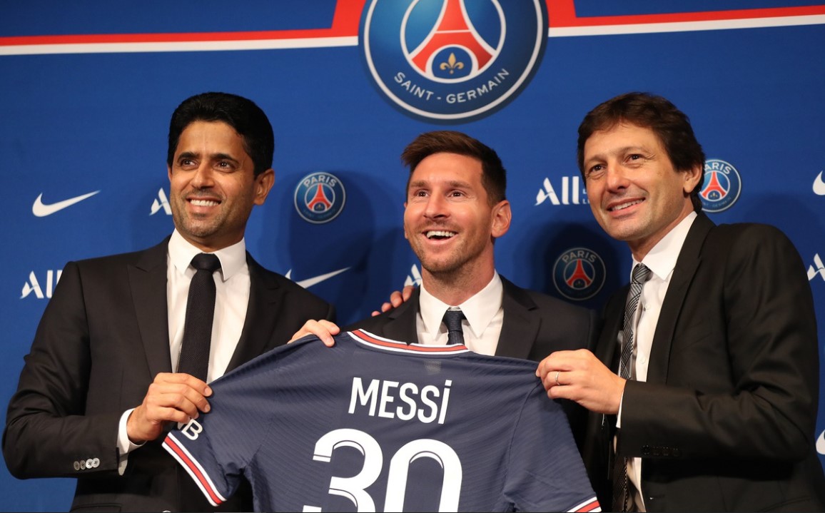 Messi tươi cười rạng rỡ bên cạnh chủ tịch Nasser-Khelaifi và GĐTT Leonardo của PSG