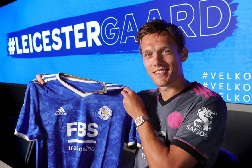 Tân binh Jannik Vestergaard tươi cười trong màu áo Leicester City