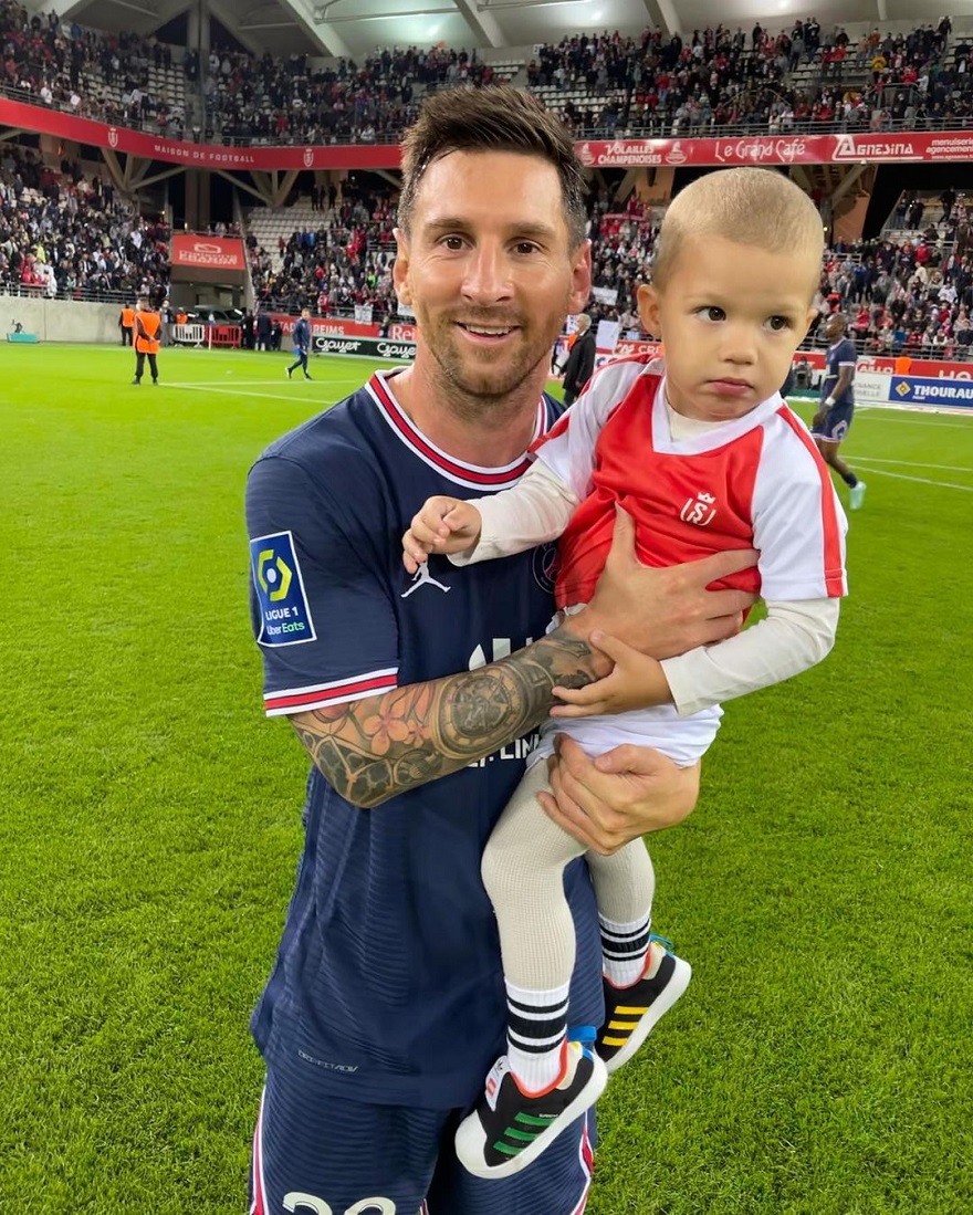 Bức ảnh con trai thủ môn Rajkovic chụp với Messi gây sốt