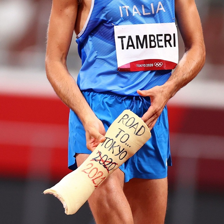 Tamberi cùng tấm bảo vệ ống quyển có khắc dòng chữ "Road to Tokyo 2021"