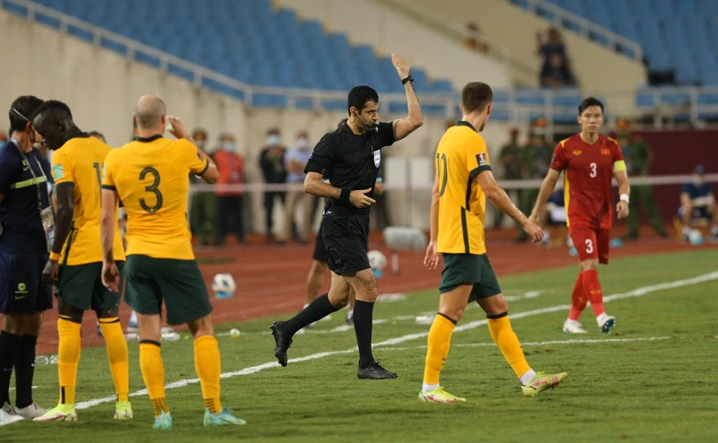 Không hiểu vì sao tuyển Việt Nam không được hưởng penalty dù cầu thủ Úc đã chặn bóng bằng tay trong vòng cấm