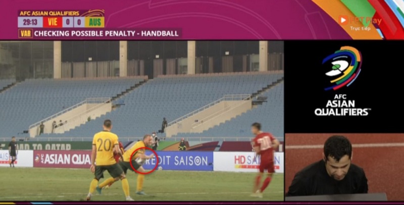 Tình huống cú sút của Hồng Duy đã bị trung vệ tuyển Úc dùng tay cản lại trong vòng cấm