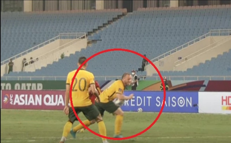 Pha bóng gây tranh cãi diễn ra ở hiệp 1 trận đấu giữa Việt Nam vs Úc