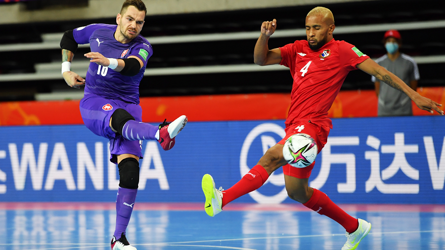 Futsal Panama (áo đỏ) để thua CH Czech 1-5 trong lượt trận đầu tiên