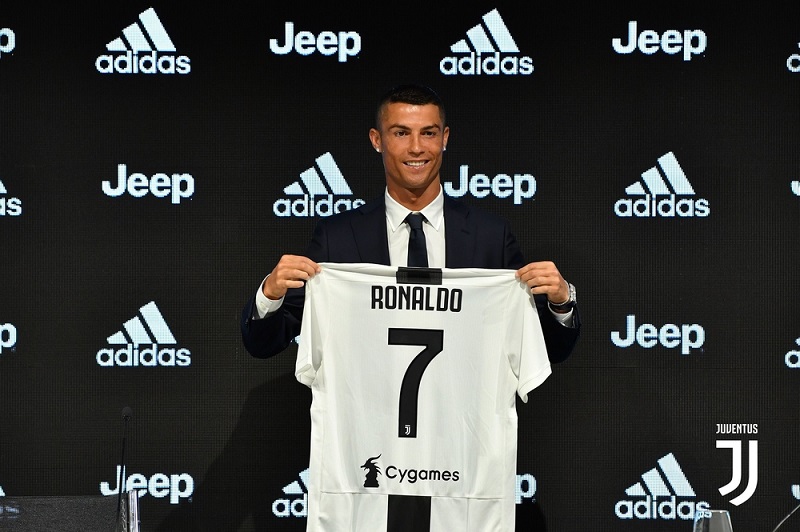 Năm 2018, Ronaldo ra mắt Juventus với kiểu tóc được chải chuốt kỹ càng