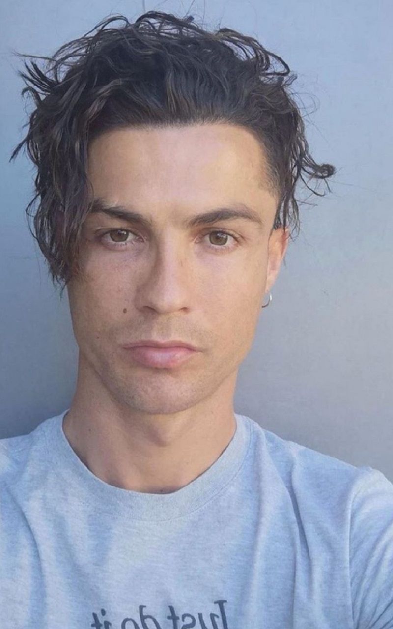 Thời gian dịch Covid-19 bùng phát tại châu Âu, Ronaldo quyết định nuôi tóc dài