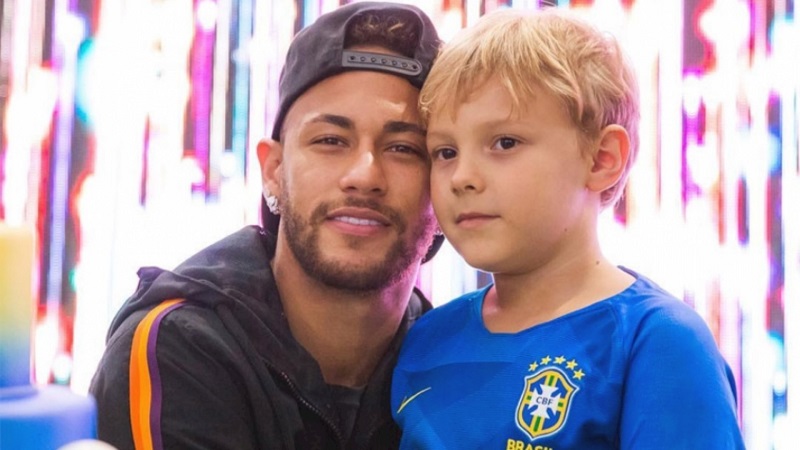 Neymar hạnh phúc bên con trai