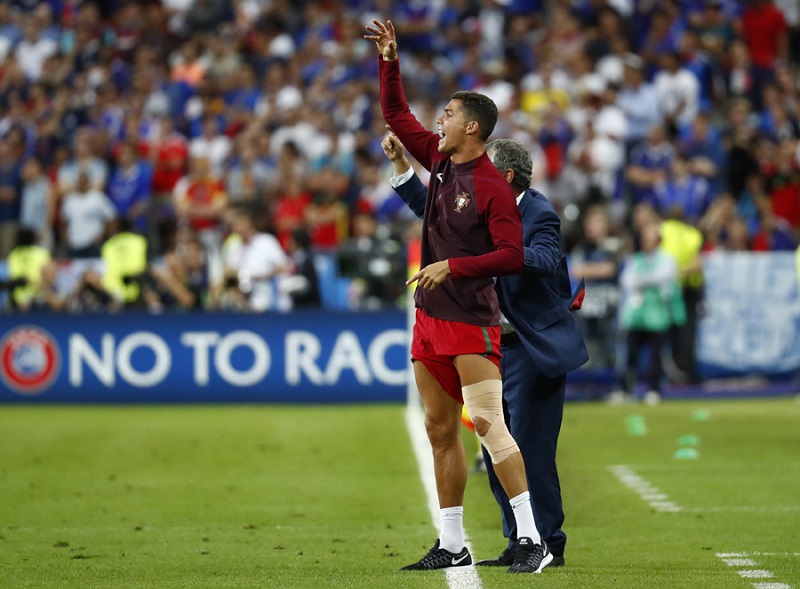 Hình ảnh nổi tiếng của Ronaldo ngoài đường pitch tại trận chung kết World Cup năm 2016