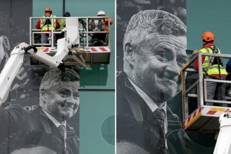 Hình ảnh cuối cùng của Solskjaer bị gỡ bên ngoài Old Trafford