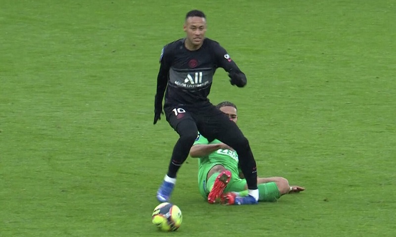 Cận cảnh pha vào bóng ác ý của Yvann Macon đối với Neymar