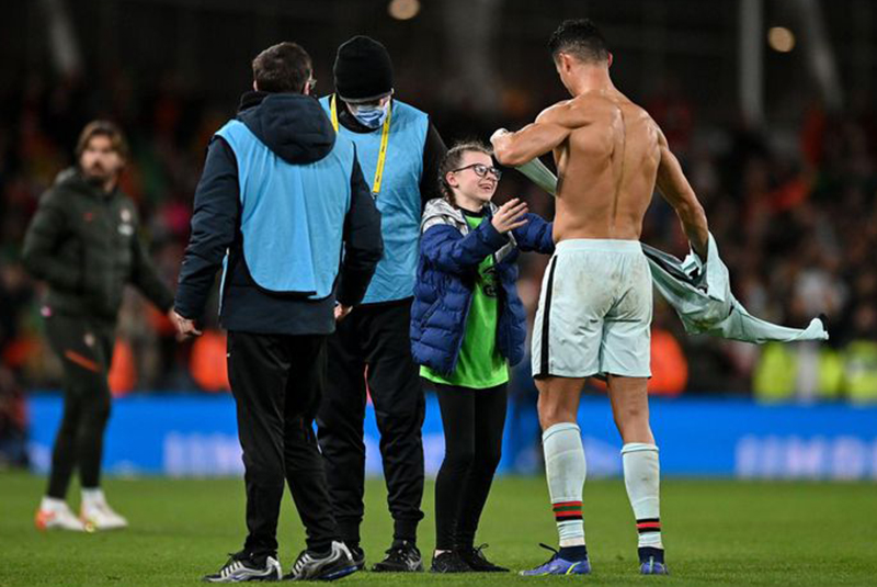 Ronaldo cởi áo tặng fan nhí lao xuống sân