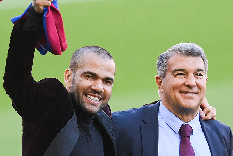Sự có mặt của Alves mở ra nhiều hy vọng mới cho Barca