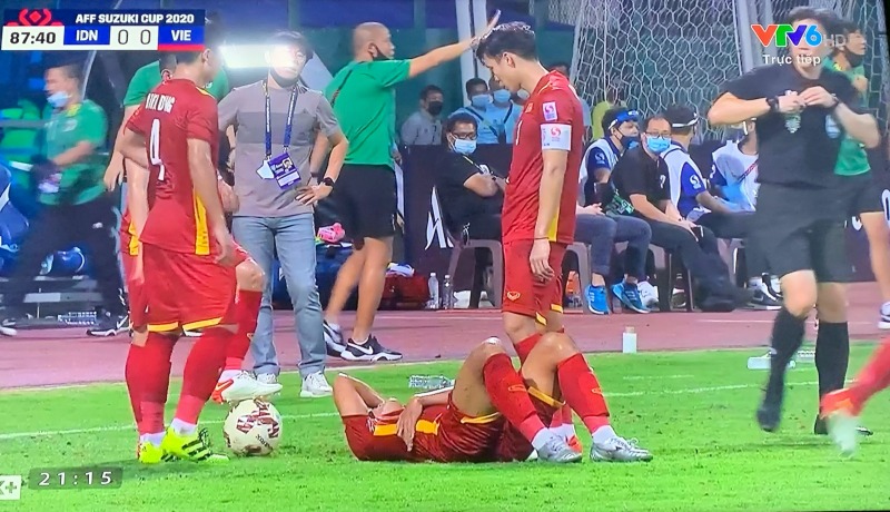 Hình ảnh cầu thủ Việt Nam nằm sân là điều luôn xuất hiện xuyên suốt trận đấu với Indonesia
