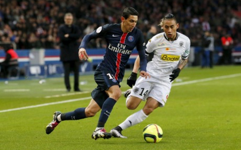 Billy đối đầu với Angel Di Maria của PSG ở Ligue 1
