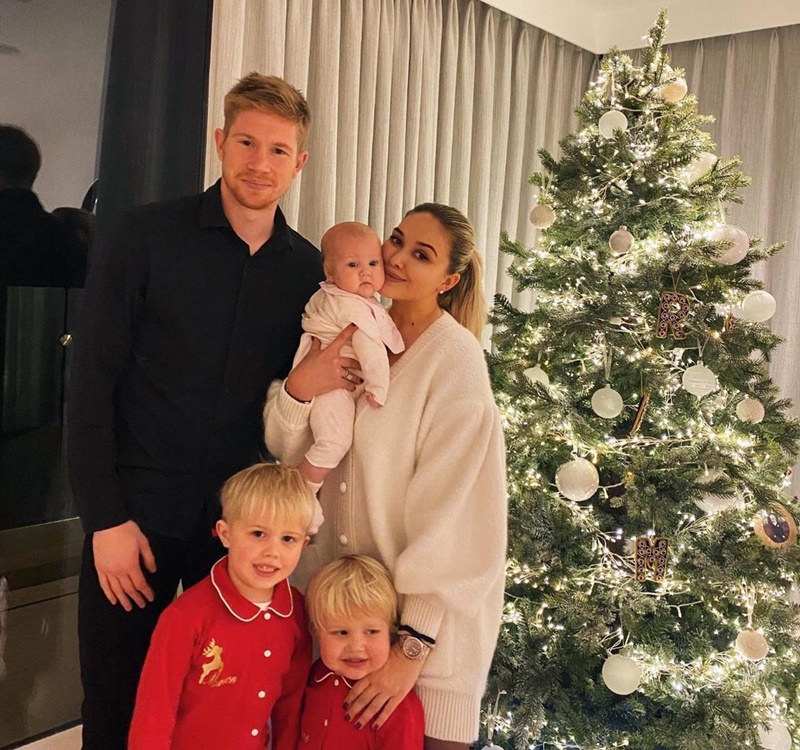 Kevin de Bruyne và gia đình nhỏ vào ngày lễ giáng sinh - Các ngôi sao bóng đá đón giáng sinh trước Covid ra sao?