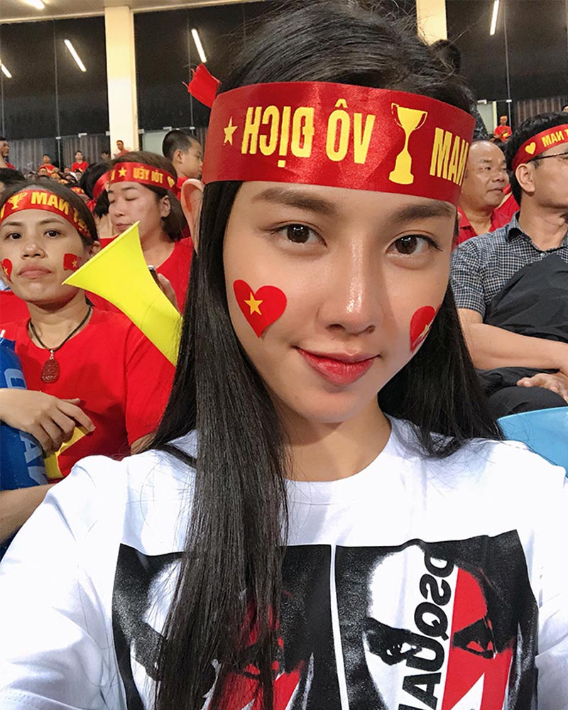 Hoa Hậu Hòa Bình Thùy Tiên là fan cuồng Đội Tuyển Việt Nam 4