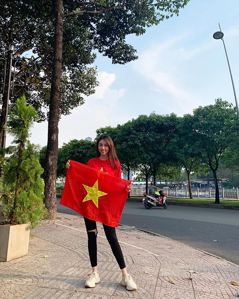 Hoa Hậu Hòa Bình Thùy Tiên là fan cuồng Đội Tuyển Việt Nam 6
