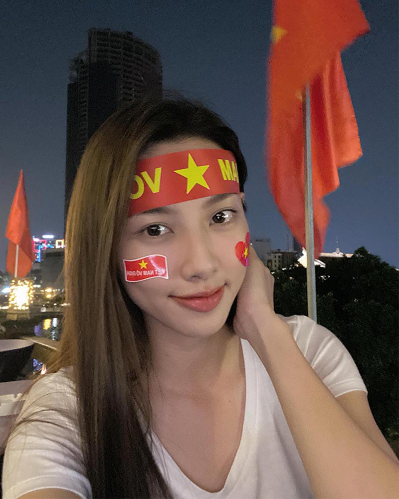 Hoa Hậu Hòa Bình Thùy Tiên là fan cuồng Đội Tuyển Việt Nam 7