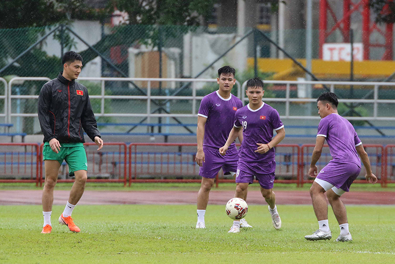 Mặt sân cứng có thể khiến cầu thủ Việt Nam gặp phải các chấn thương không đáng có