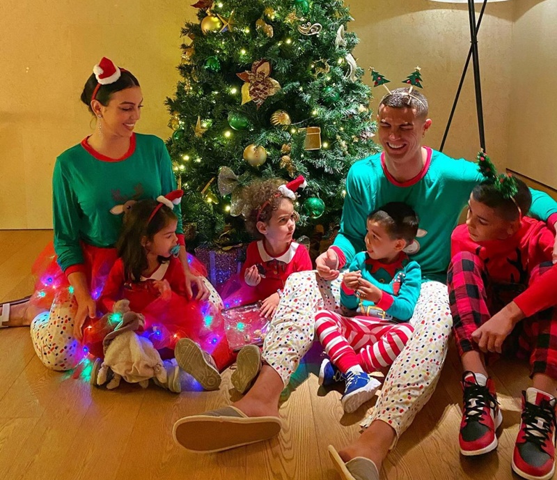 Cristiano Ronaldo dành trọn ngày lễ bên gia đình - Các ngôi sao bóng đá đón giáng sinh trước Covid ra sao?
