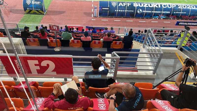 Ông Park và trợ lý chăm chú theo dõi trận Indonesia vs Campuchia
