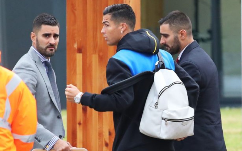 Vệ sĩ của Ronaldo bị cảnh sát "sờ gáy" vì bất hợp pháp