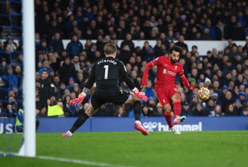Salah lập cú đúp cho Liverpool trước Everton