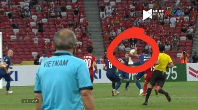 Tình huống cầu thủ Thái Lan để bóng chạm tay trong vòng cấm nhưng trong tài lắc đầu