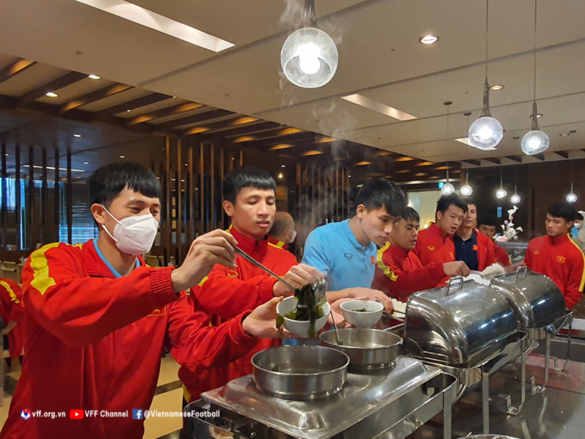 Tâm lý các tuyển thủ Việt Nam thoải mái hơn khi đực dùng các món ăn Việt. Ảnh: VFF
