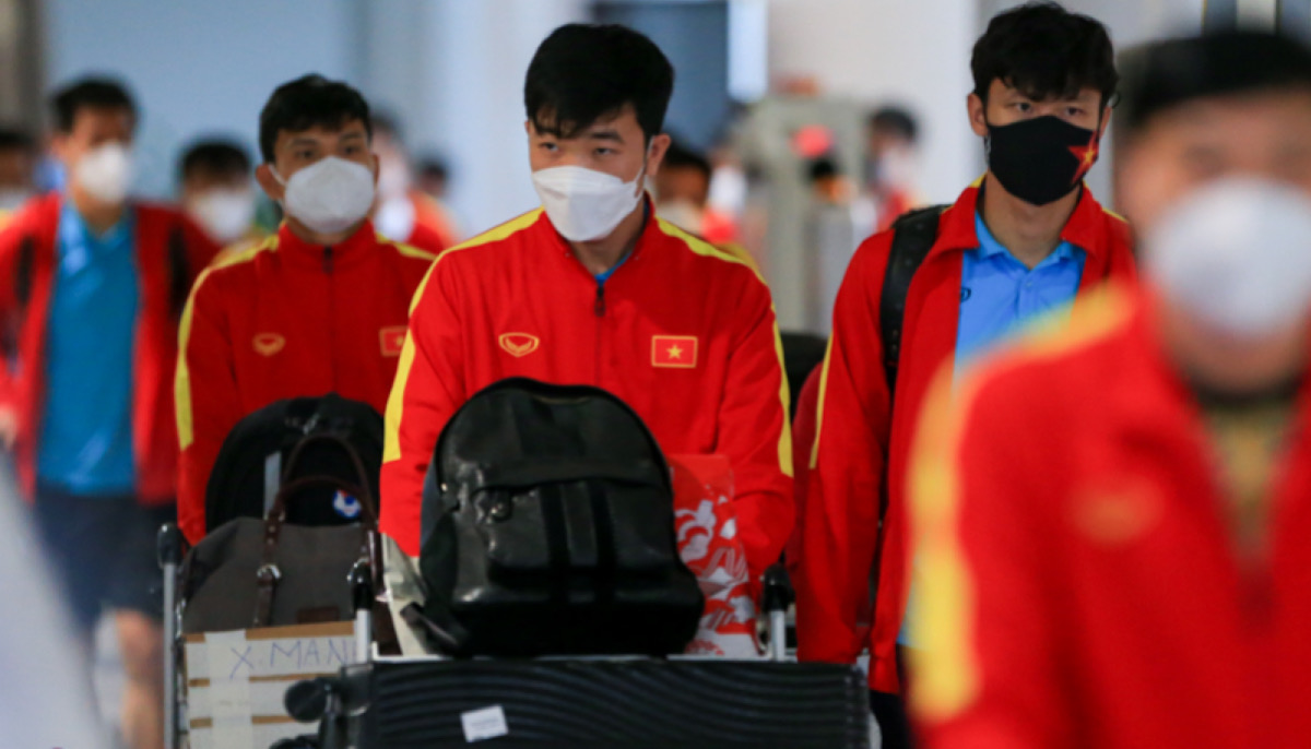 Đội tuyển Việt Nam vỡ oà vui sướng khi vừa trở về quê nhà