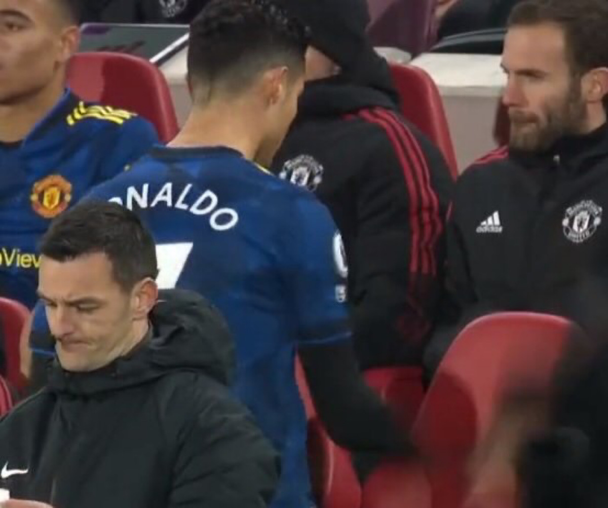 Ronaldo tức giận, hành động bất ngờ trước mặt đồng đội