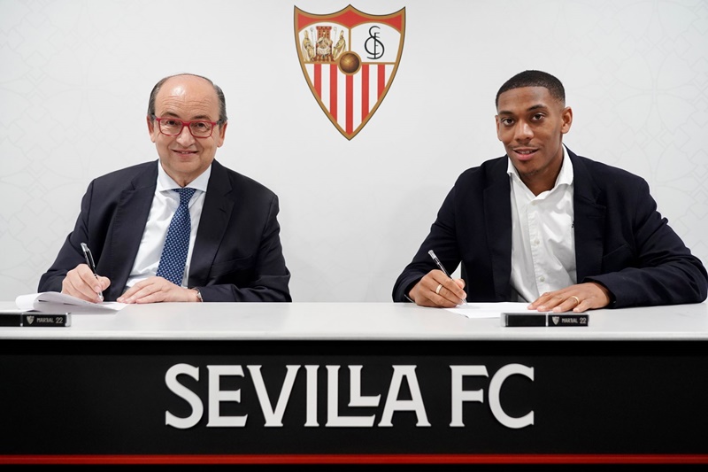 Buổi lễ ký kết hợp đồng của Martial với Sevilla