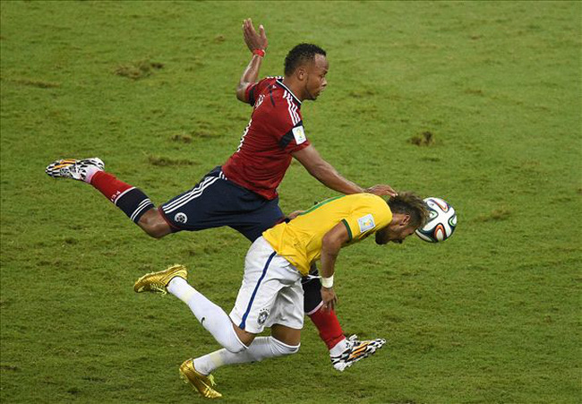 Pha va chạm khiến Neymar nằm sân